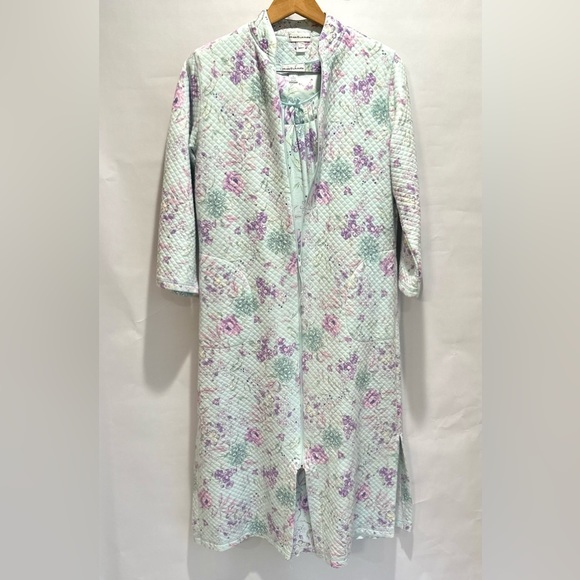 Miss Elaine Quilted Floral Robe Zip Close with Matching Short Sleeve Nightgown. - Picture 6 of 11